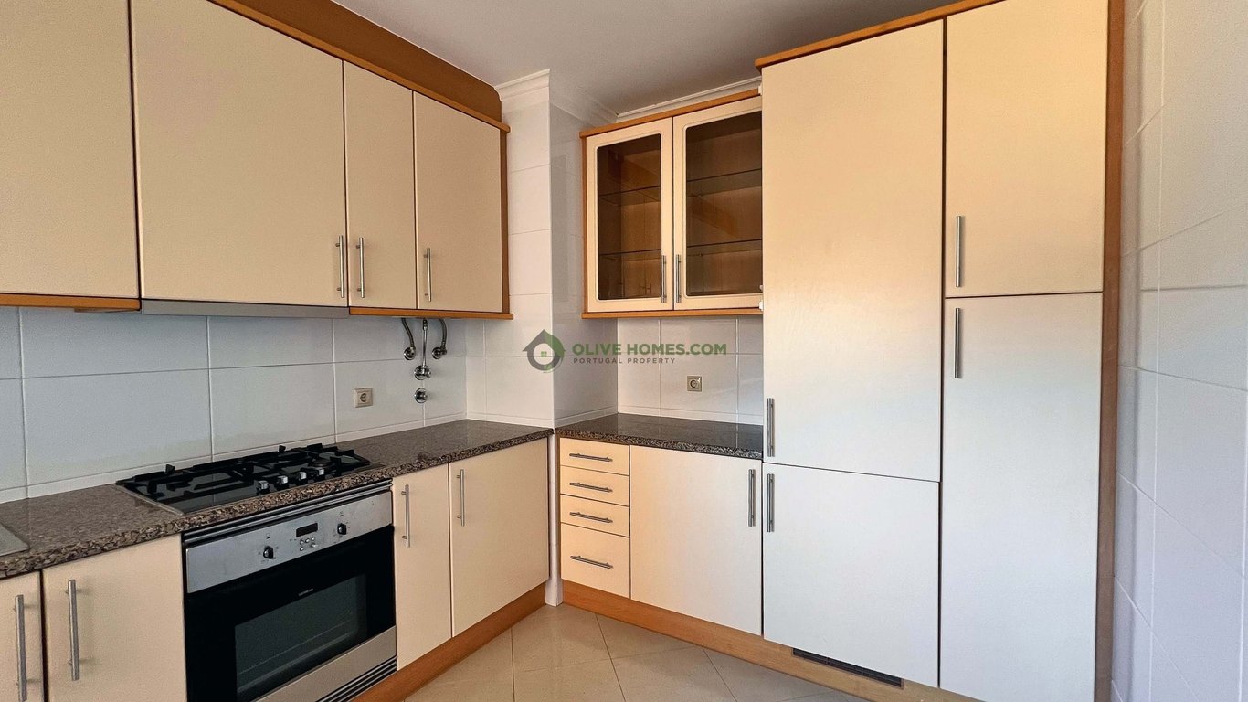 Apartment in Quarteira - Image 3