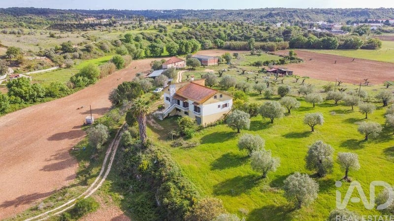 House in Alcanena - view 1