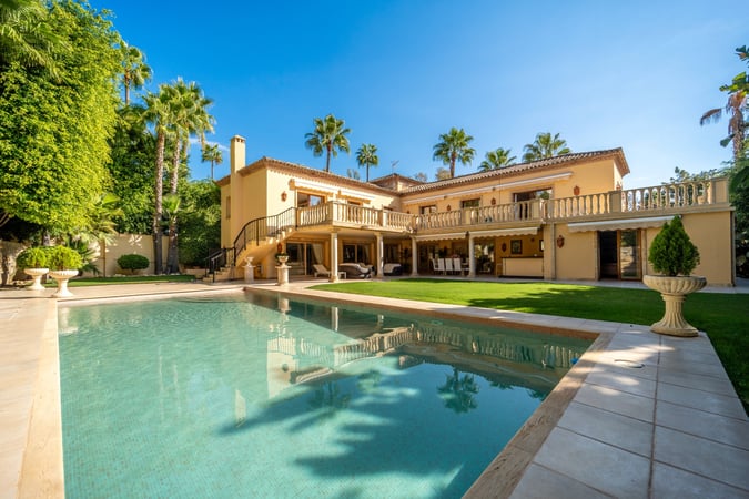 Villa in Nueva Andalucia - view 1