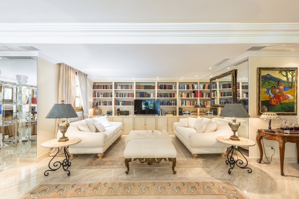 Villa in Nueva Andalucia - Image 2