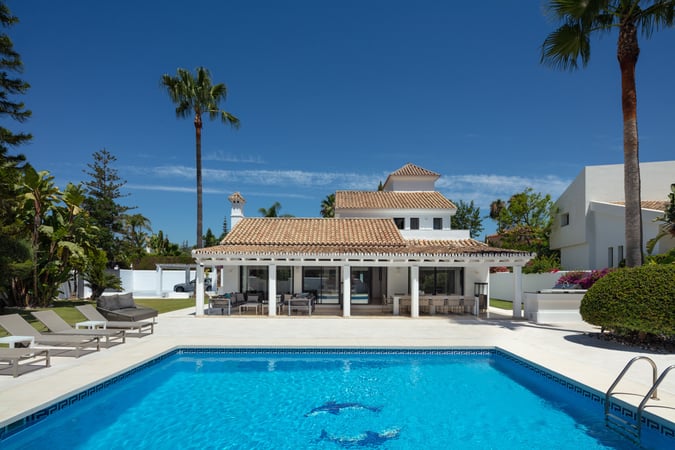 Villa in Nueva Andalucia - view 1