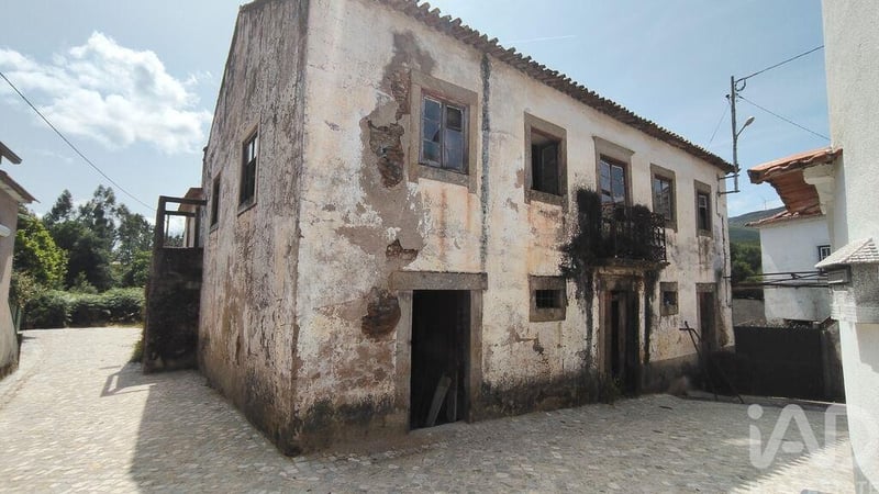 House in Castanheira de Pera - view 1