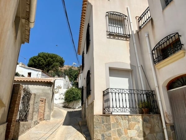 House in La Alameda - view 1