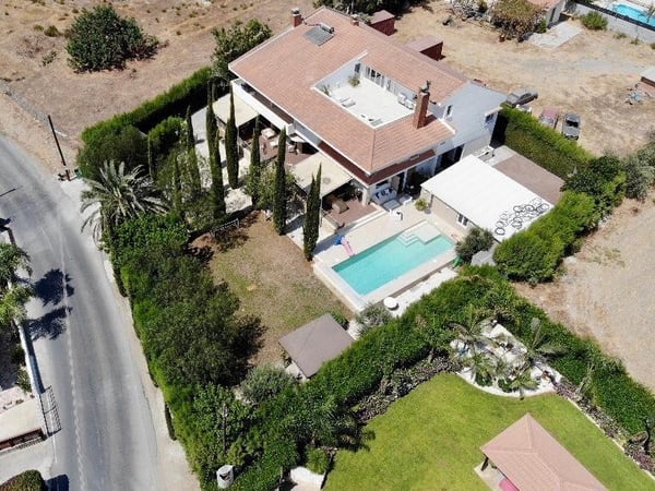 House in Kato Pyrgos - view 1