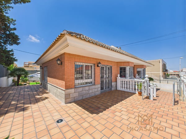 Villa in Los Nietos - view 1