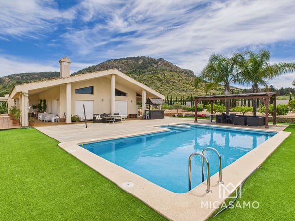 Villa in Las Barracas - view 1