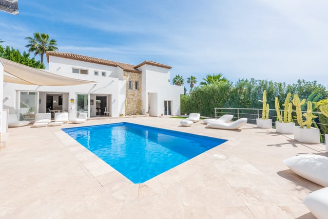 Villa in Nueva Andalucia - view 1