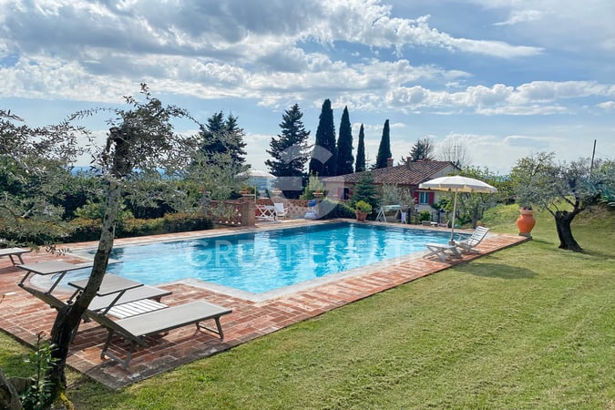 House in Castiglion Fiorentino - view 1