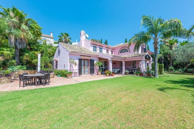 Villa in Urbanizacion la Heredia - view 1