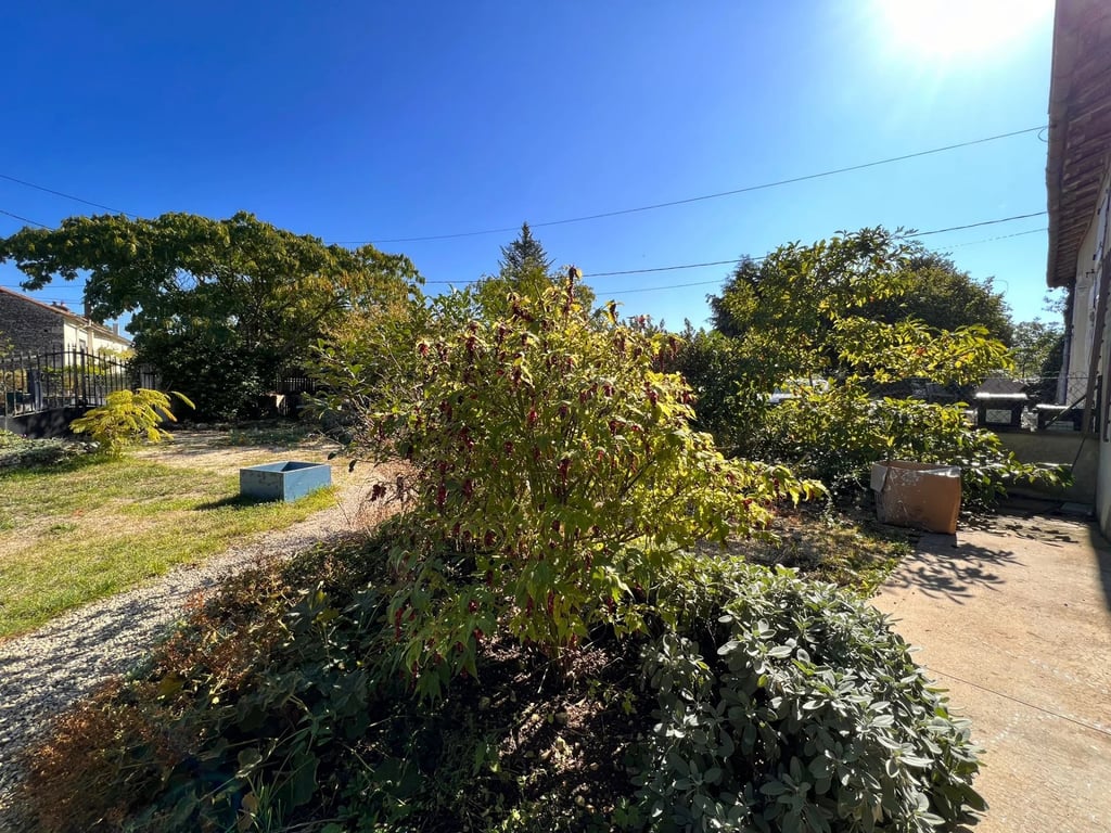 House in Saint-Macoux - Image 2
