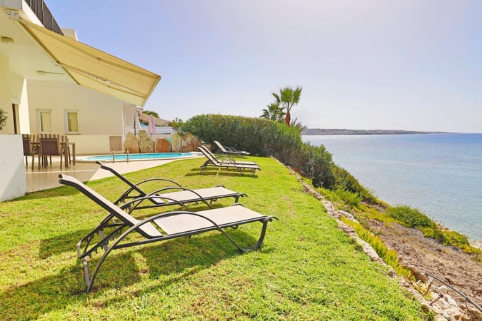 Villa in Pegeia - view 1