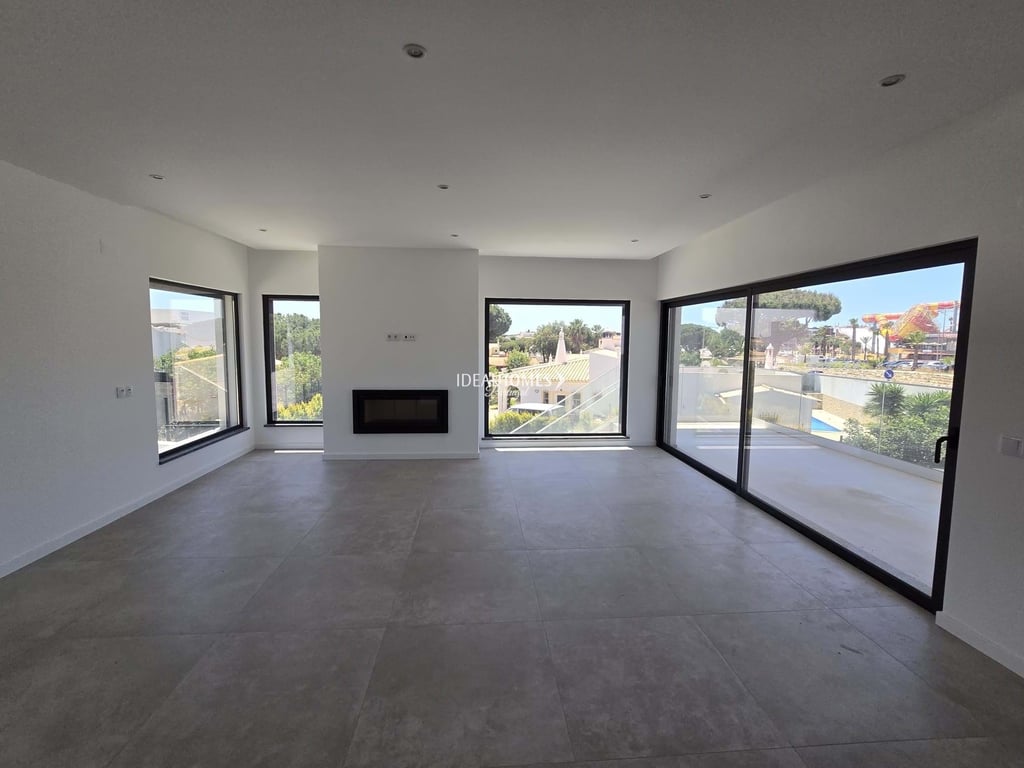 Villa in Quarteira - Image 2