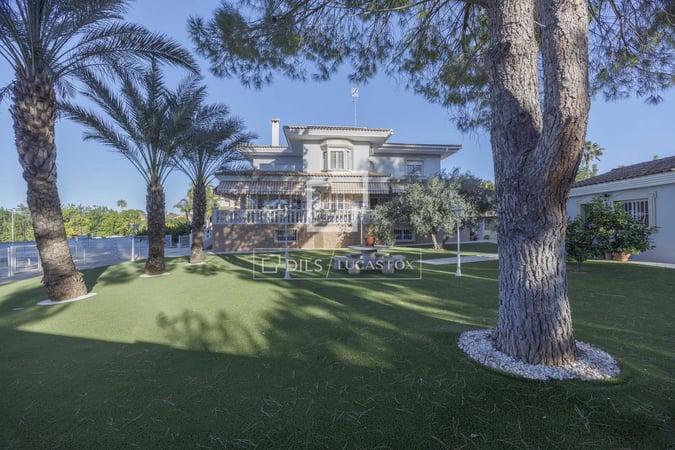 House in Ribarroja del Turia - view 1