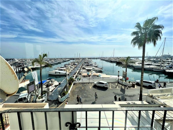 Apartment in Marbella Del Este - view 1