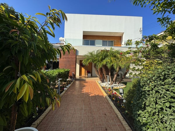 House in Geri - view 1