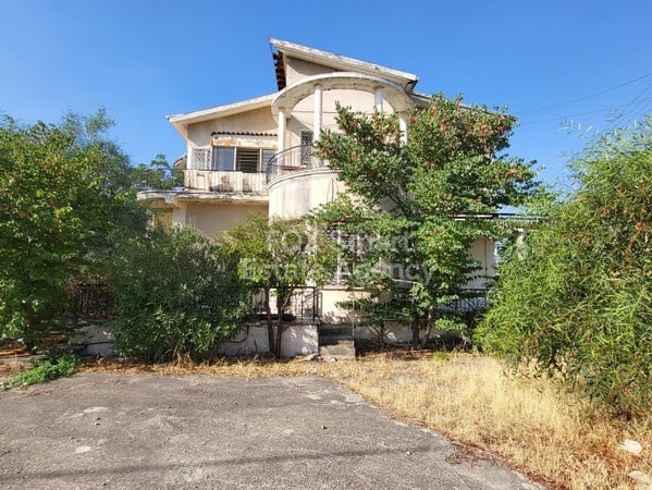 Land in Ayioi Omoloyites - view 1