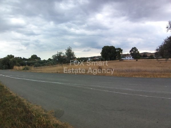 Land in Nisou - view 1