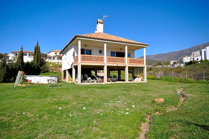 Villa in Estepona - view 1