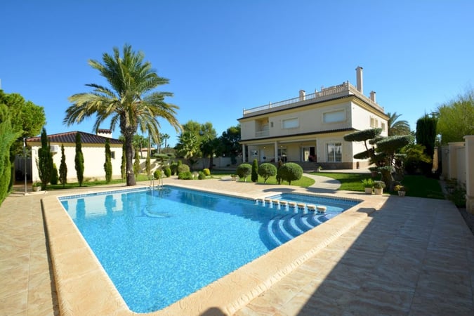 Villa in La Zenia - view 1