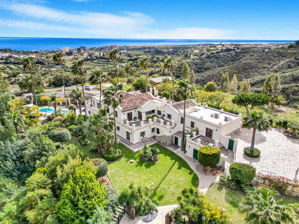 Villa in Estepona - view 1