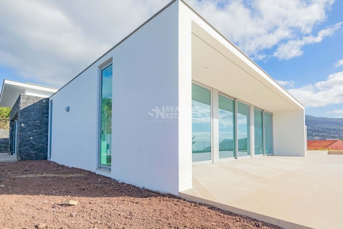Villa in Estreito da Calheta - view 1
