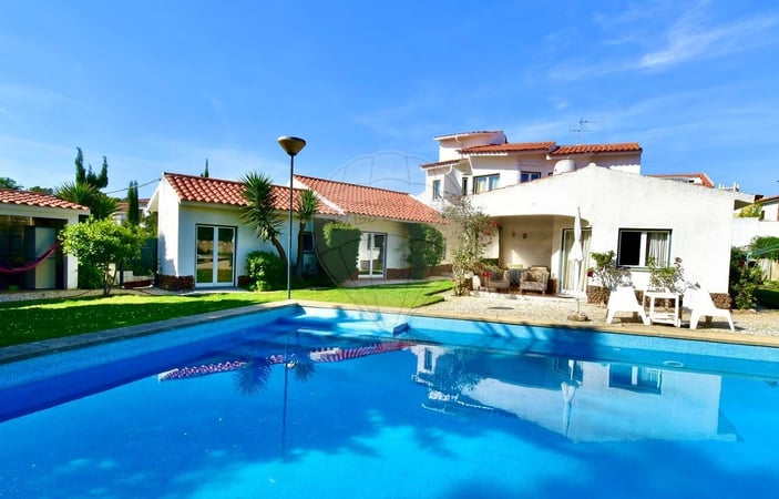 Villa in Estoril - view 1