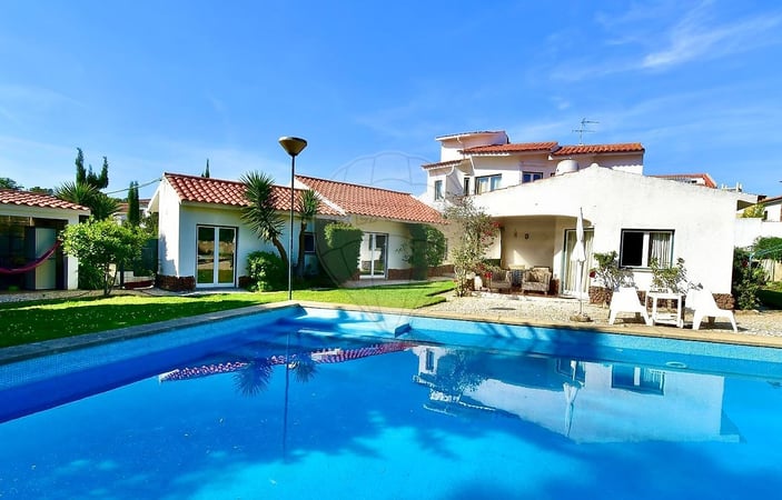 Villa in Estoril - view 1