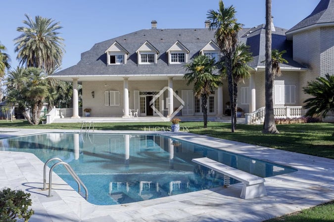 House in La Pobla de Vallbona - view 1