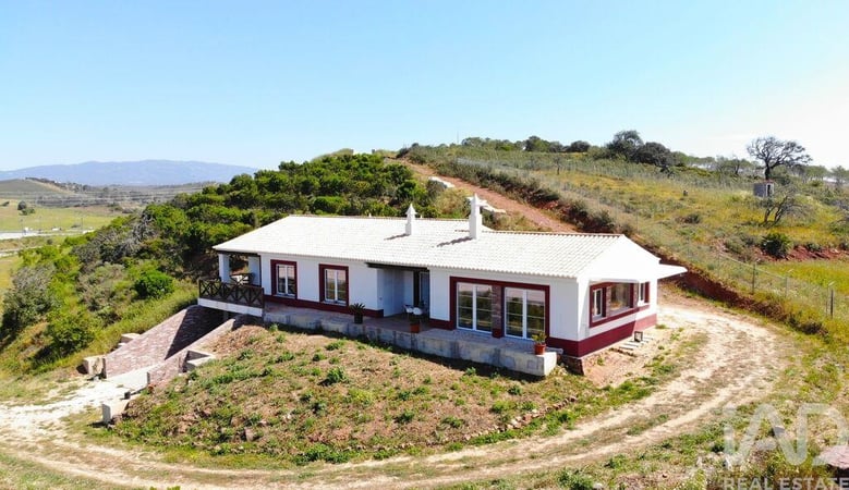 House in Mexilhoeira Grande - view 1