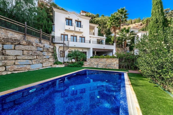 Villa in Benahavis - view 1