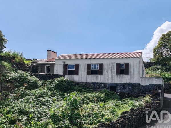 House in Lajes - view 1