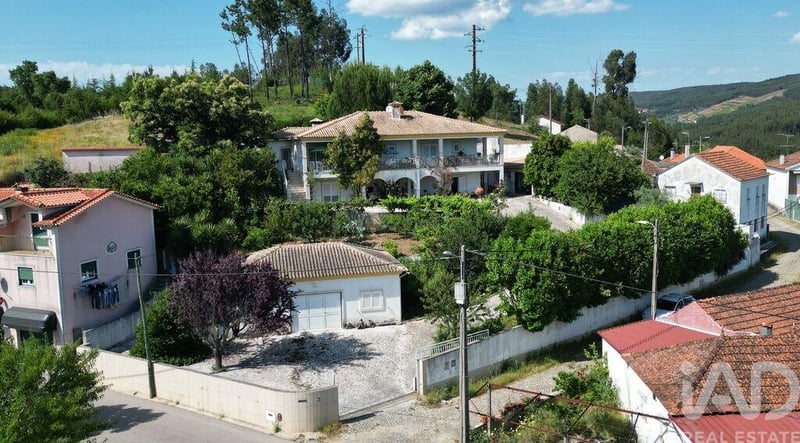 House in Castanheira de Pera - view 1