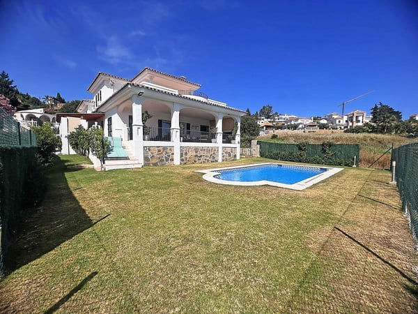 Villa in Estepona - view 1
