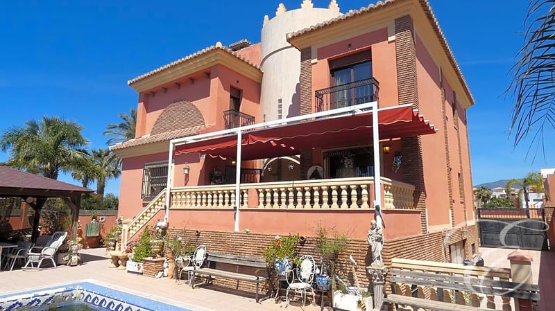 Villa in Granada - view 1