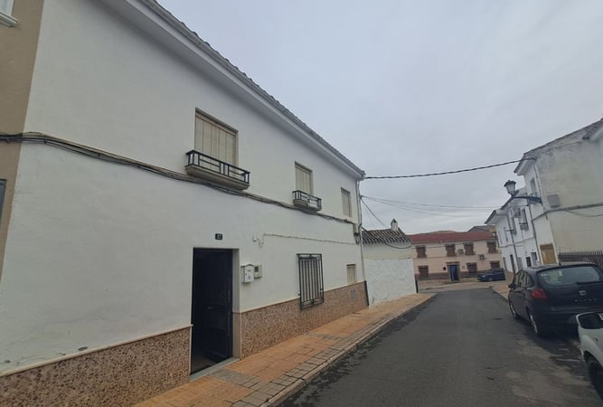 House in Alcaudete de la Jaya - view 1