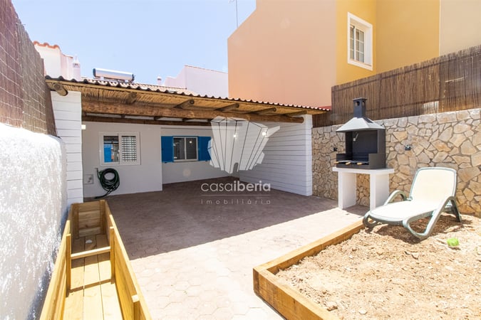 House in Espiche - view 1