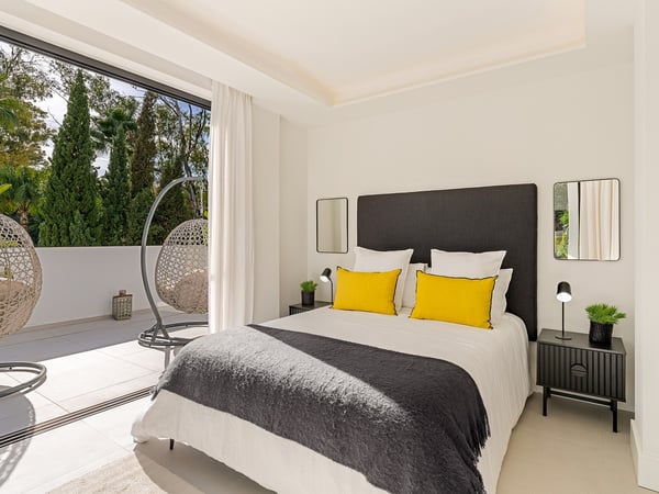 Villa in Nueva Andalucia - view 1