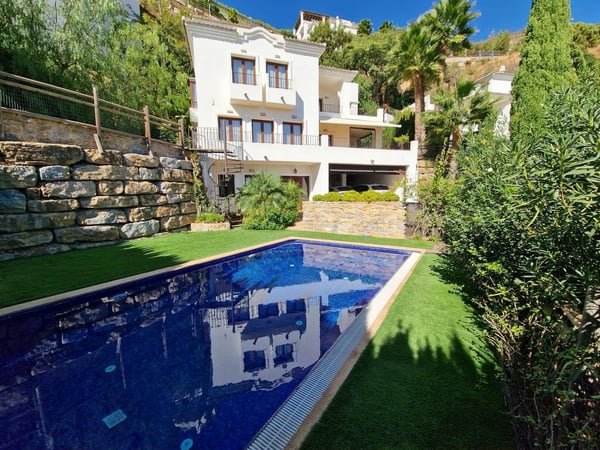 Villa in Benahavis - view 1
