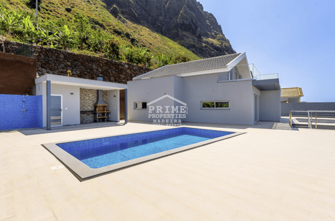 Villa in Estreito da Calheta - view 1