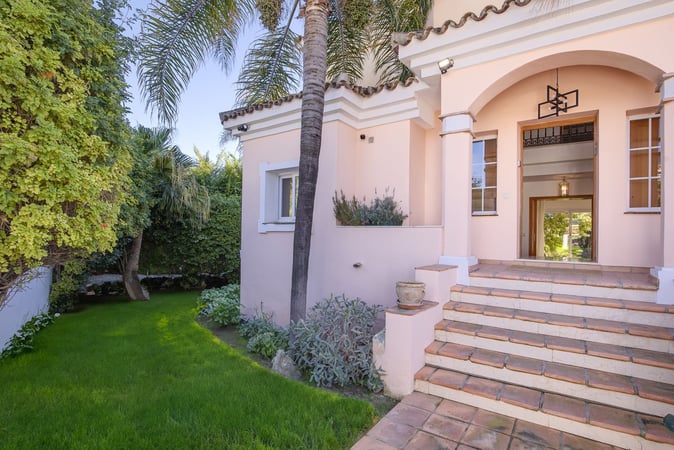 Villa in San Pedro de Alcantara - view 1