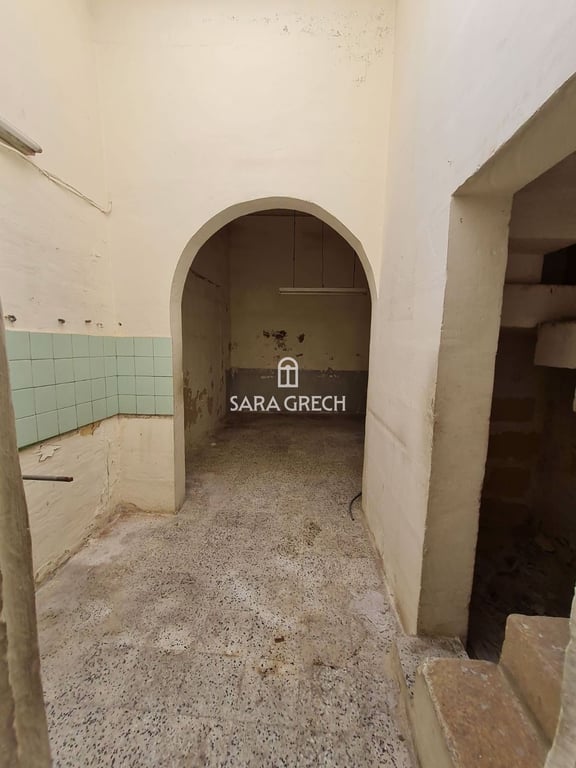 House in Victoria - Image 3