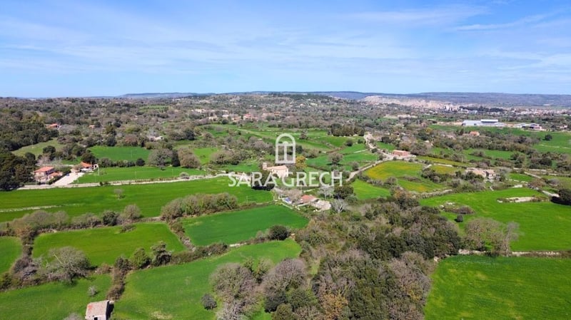 Villa in Qala - view 1