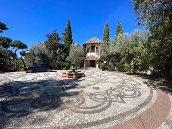 Villa in Benahavis - view 1