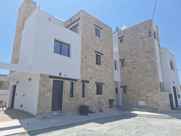 House in Kato Pyrgos - view 1