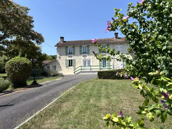 House in Montmoreau-Saint-Cybard - view 1