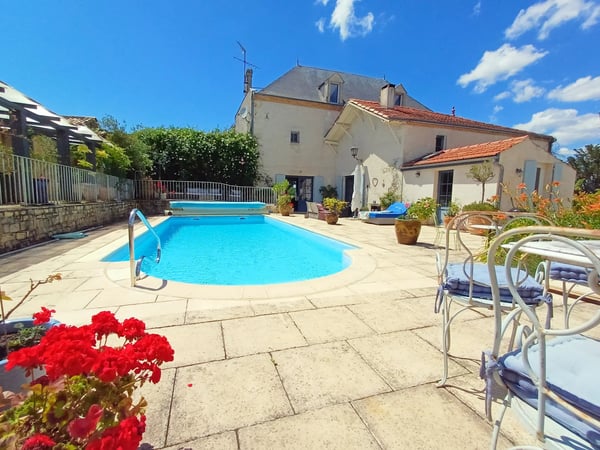 House in Saint-Thomas-de-Conac - view 1