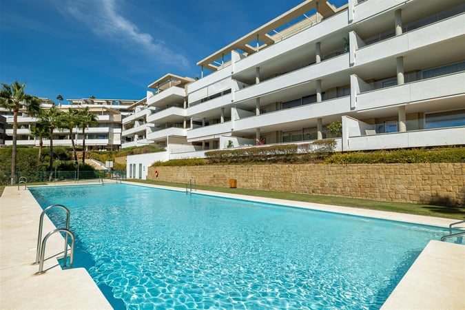 Apartment in Benahavis - view 1