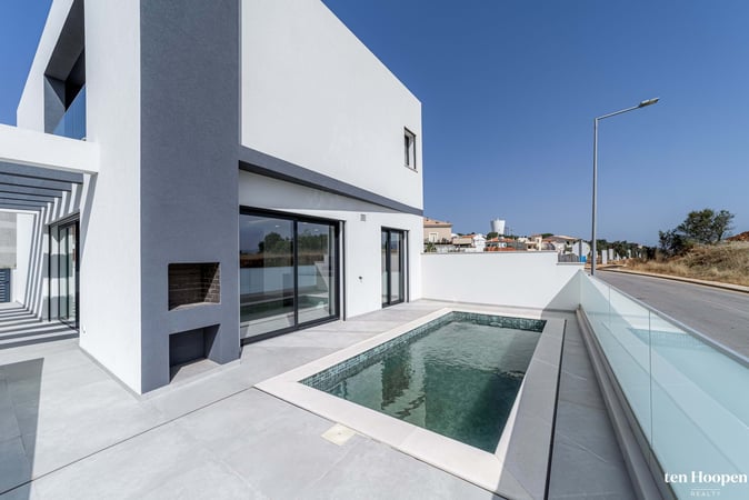 Villa in Mexilhoeira Grande - view 1