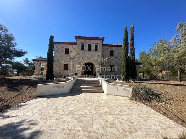 House in Moni - view 1