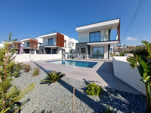 Villa in Chlorakas - view 1